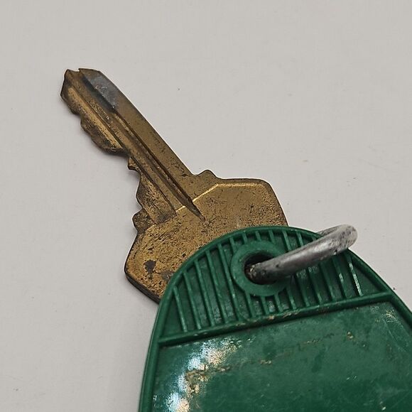 Vintage GREEN Hotel Motel Room Key Fob with Key #371 - Picture 9 of 12